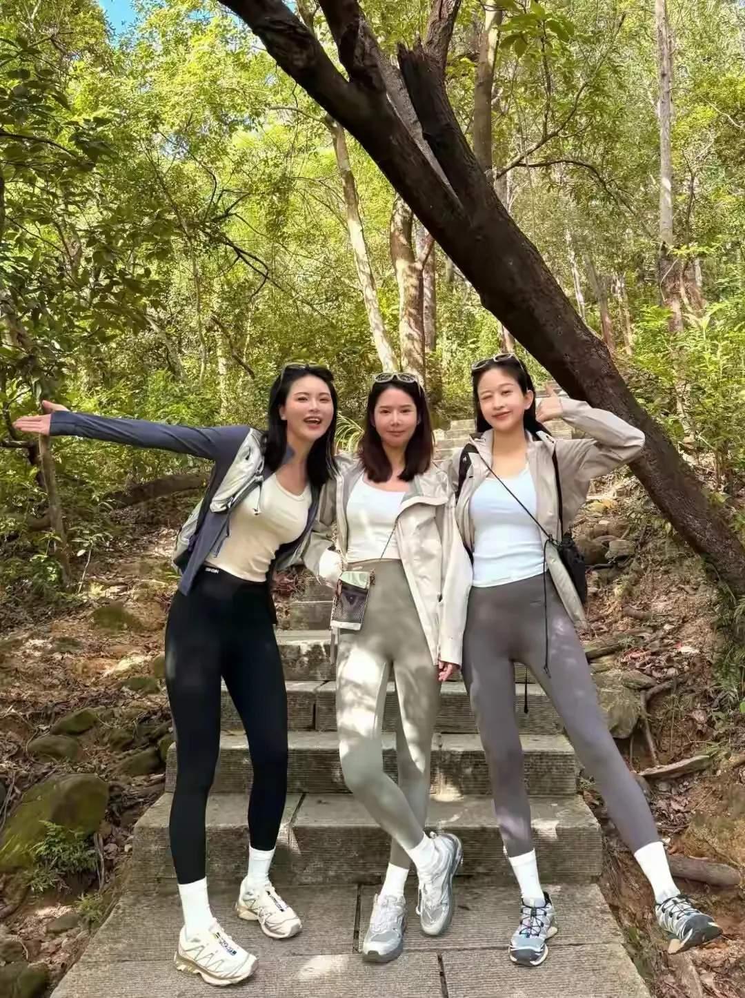 家人们快来帮我拿个主意！现在有三个女孩，我想选一个当老婆，我比较倾向穿黑色瑜伽裤