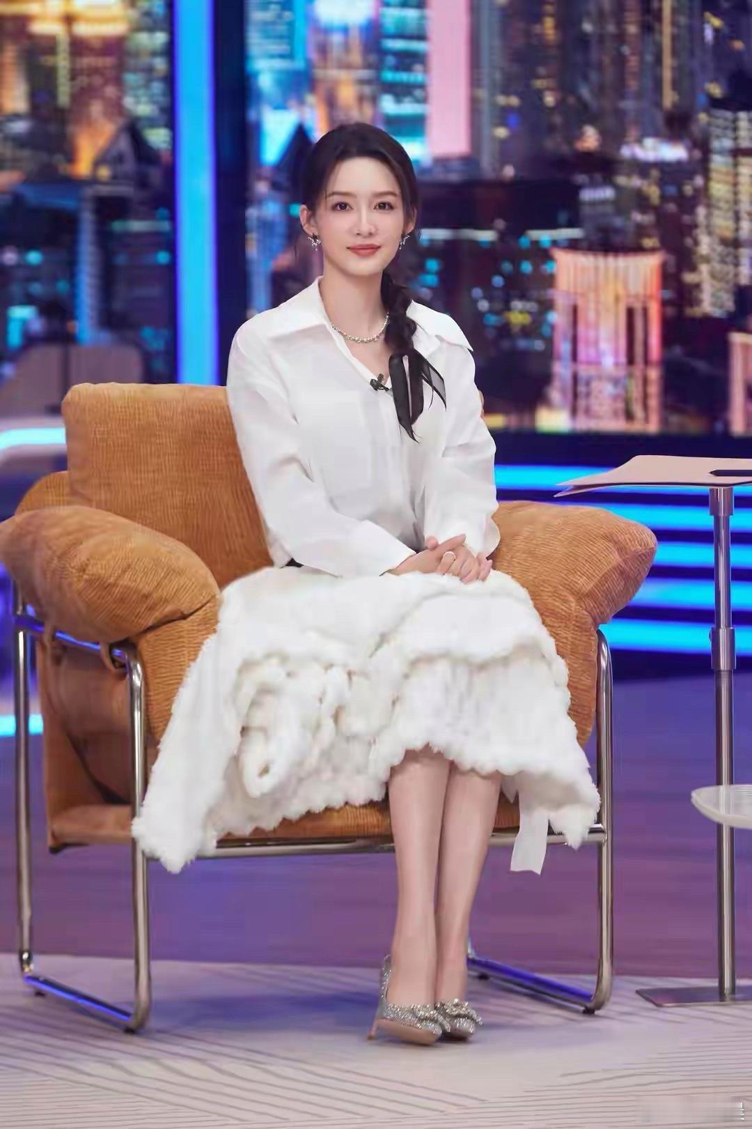 李沁的脚丫也太精致了吧，又白嫩又干净，细节里都是精致感 