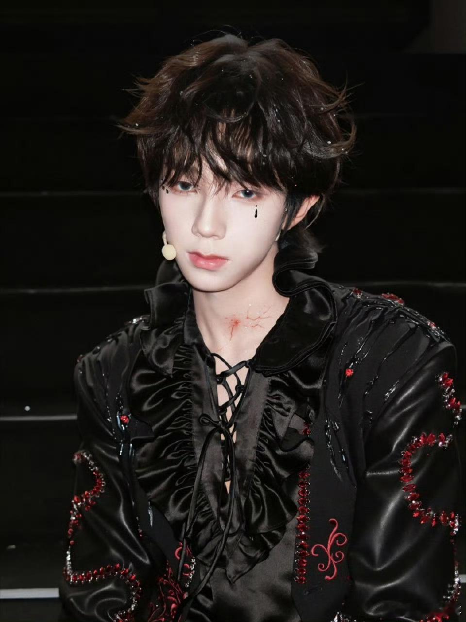 王橹杰彝族血统发力了吐槽王橹杰说实话 🦌不就是靠cp上位的吗 橹穆没爆出来之前