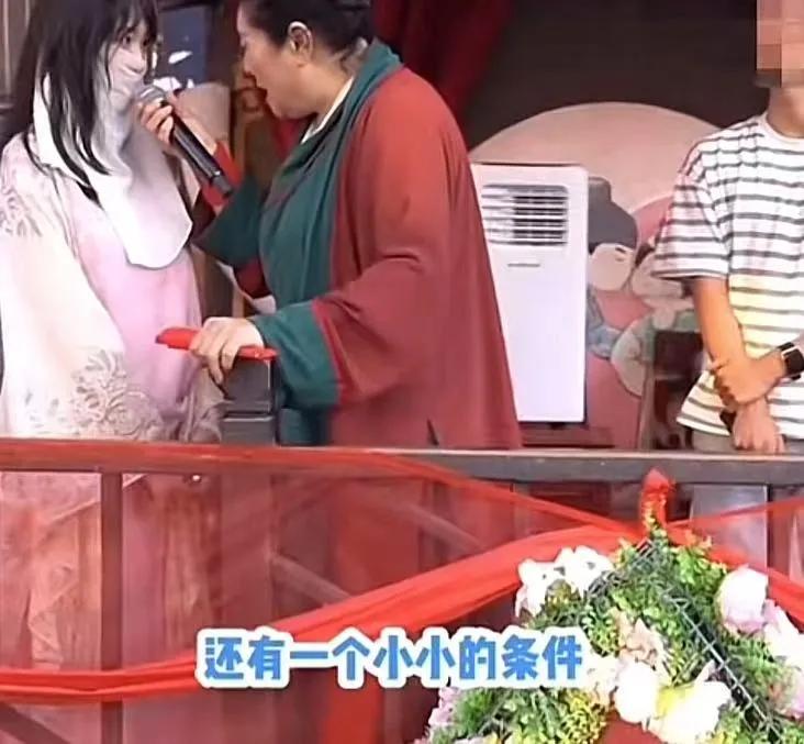 奇葩女和前女友同居8年后被甩，参加相亲把王婆干懵逼了！女生：“我有一个小小的要求