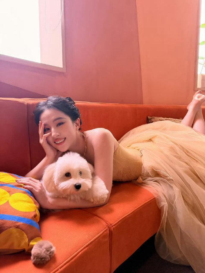 初雪赴约，温柔定格～刘亦菲晒初雪与哈哈的合照！这合照的可爱浓度超标了！神仙姐姐和