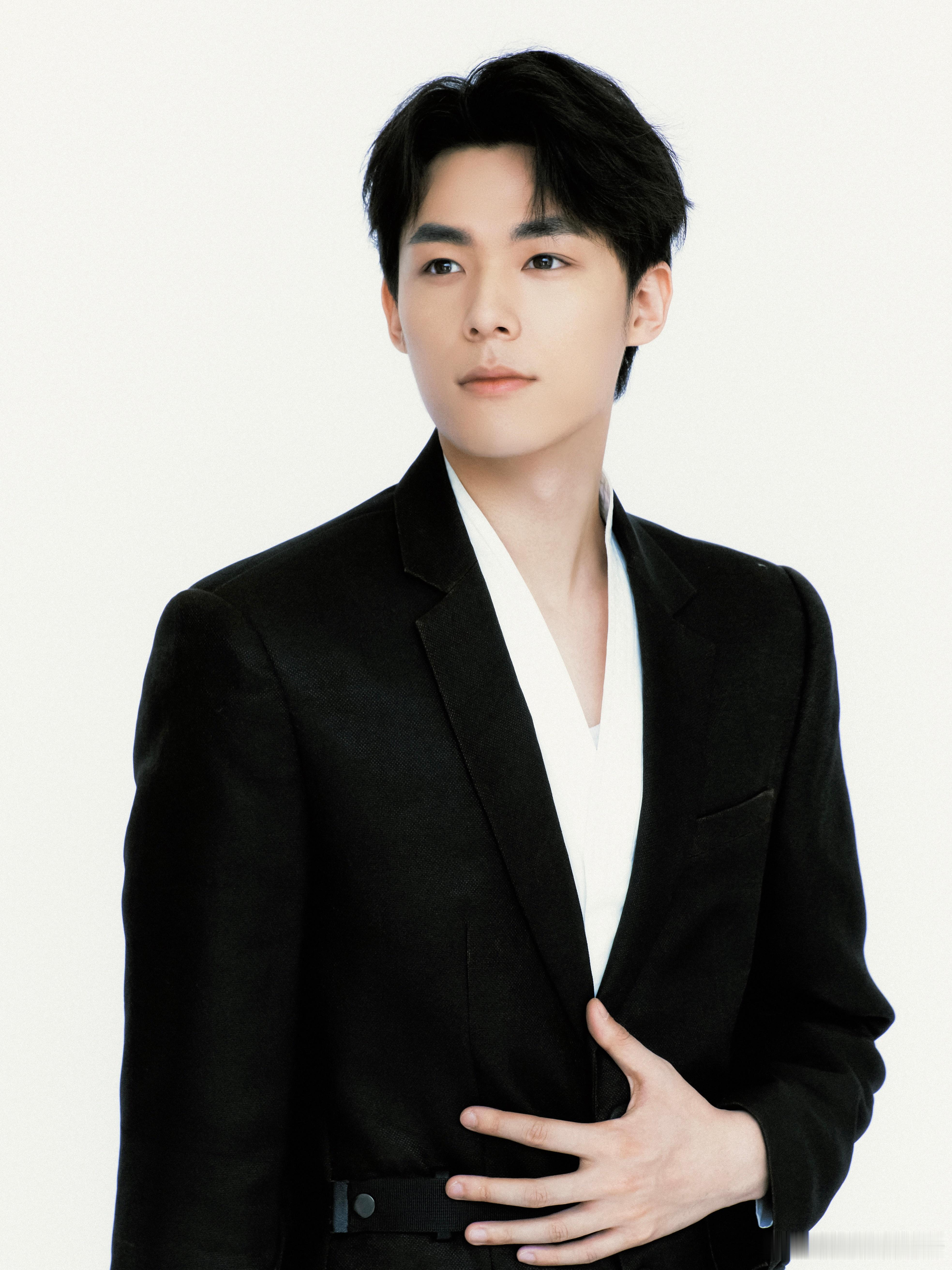 演员请就位  瞅瞅在路透中的状态，妥妥文艺青年，参演话剧积累经验，上综艺必惊艳，