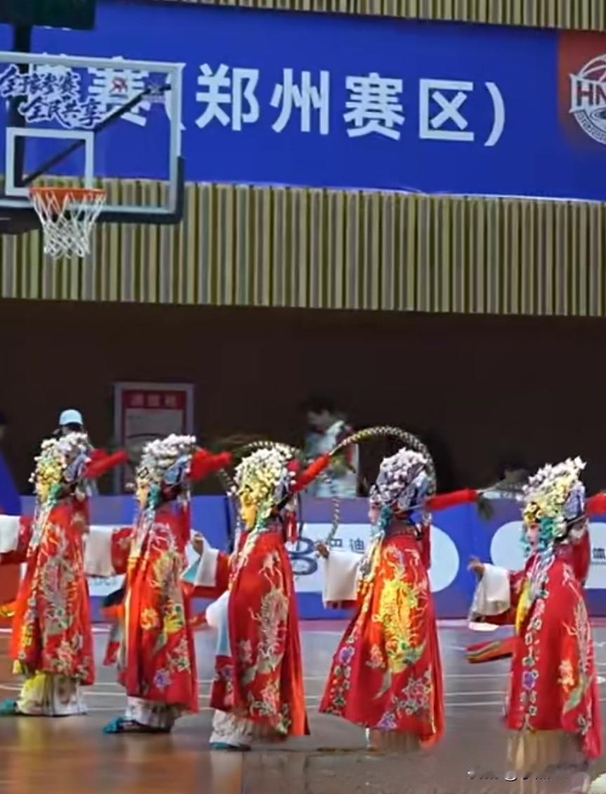 近日，豫篮联赛郑州赛区赛场外，上演了暖心又超萌的一幕。一位装扮成穆桂英的小朋友惊