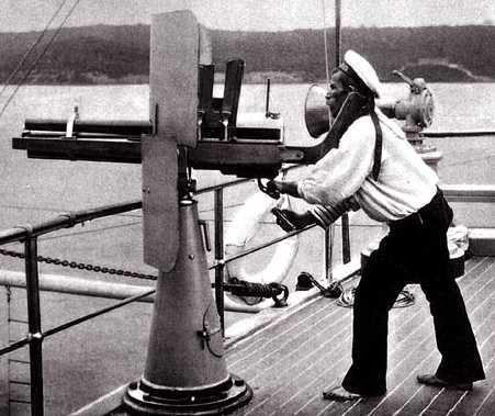 在鱼雷艇纵横大洋的19世纪末，法国发明的霍奇基斯转管炮以其狂暴射速，为各国海军提