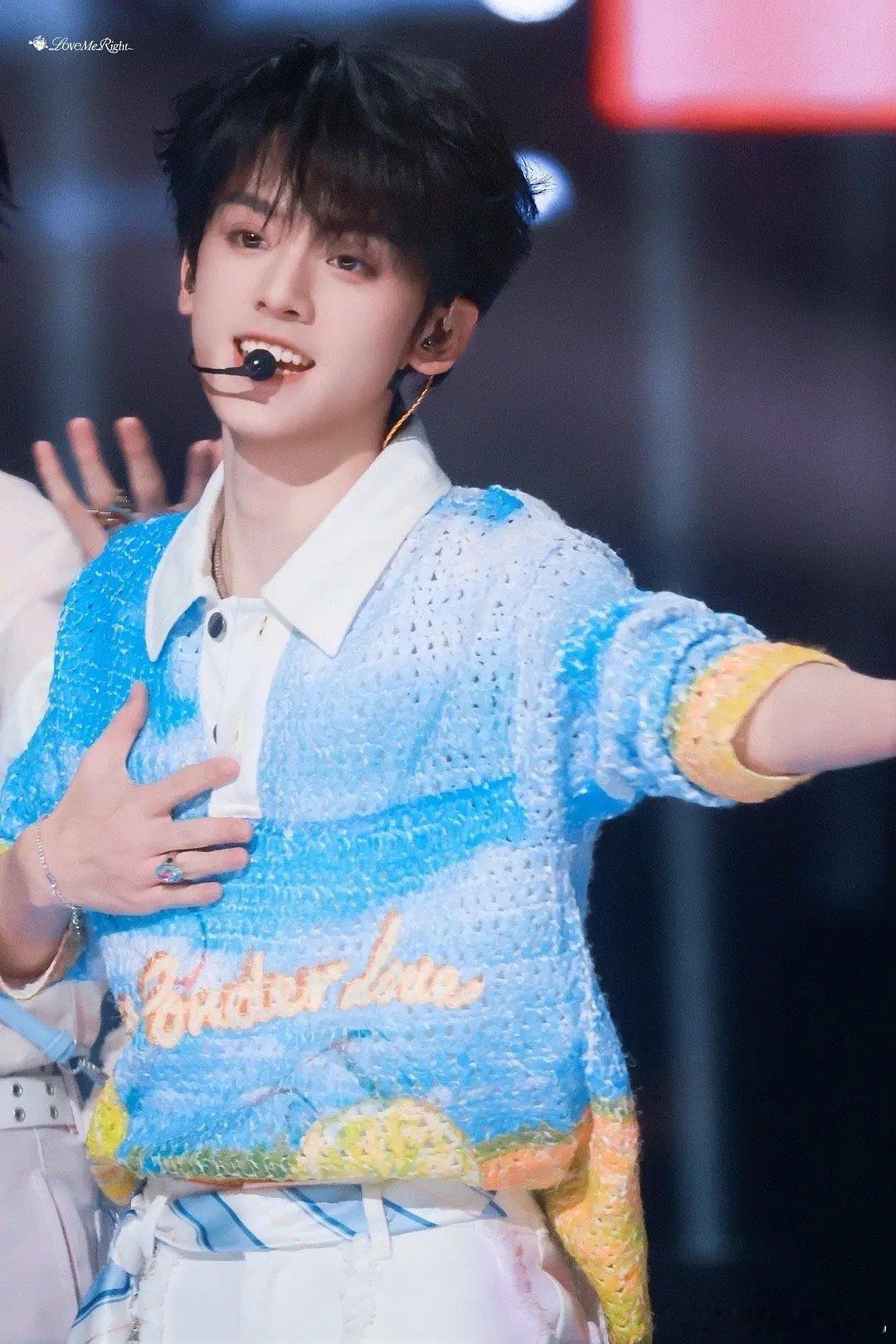 左航好适合蓝色啊 ​​​