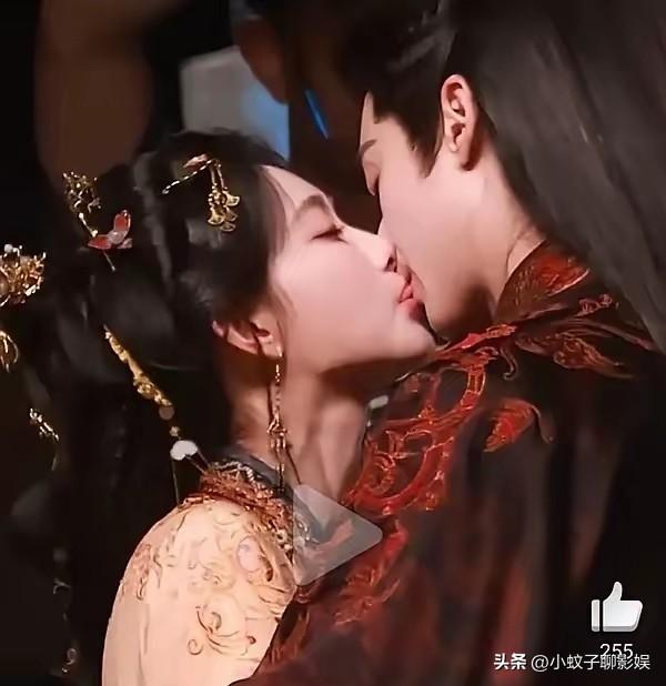 第一感觉，你觉得女主拍吻戏这是上嘴唇还是舌头？

眼见不一定为实，本以为女生伸舌