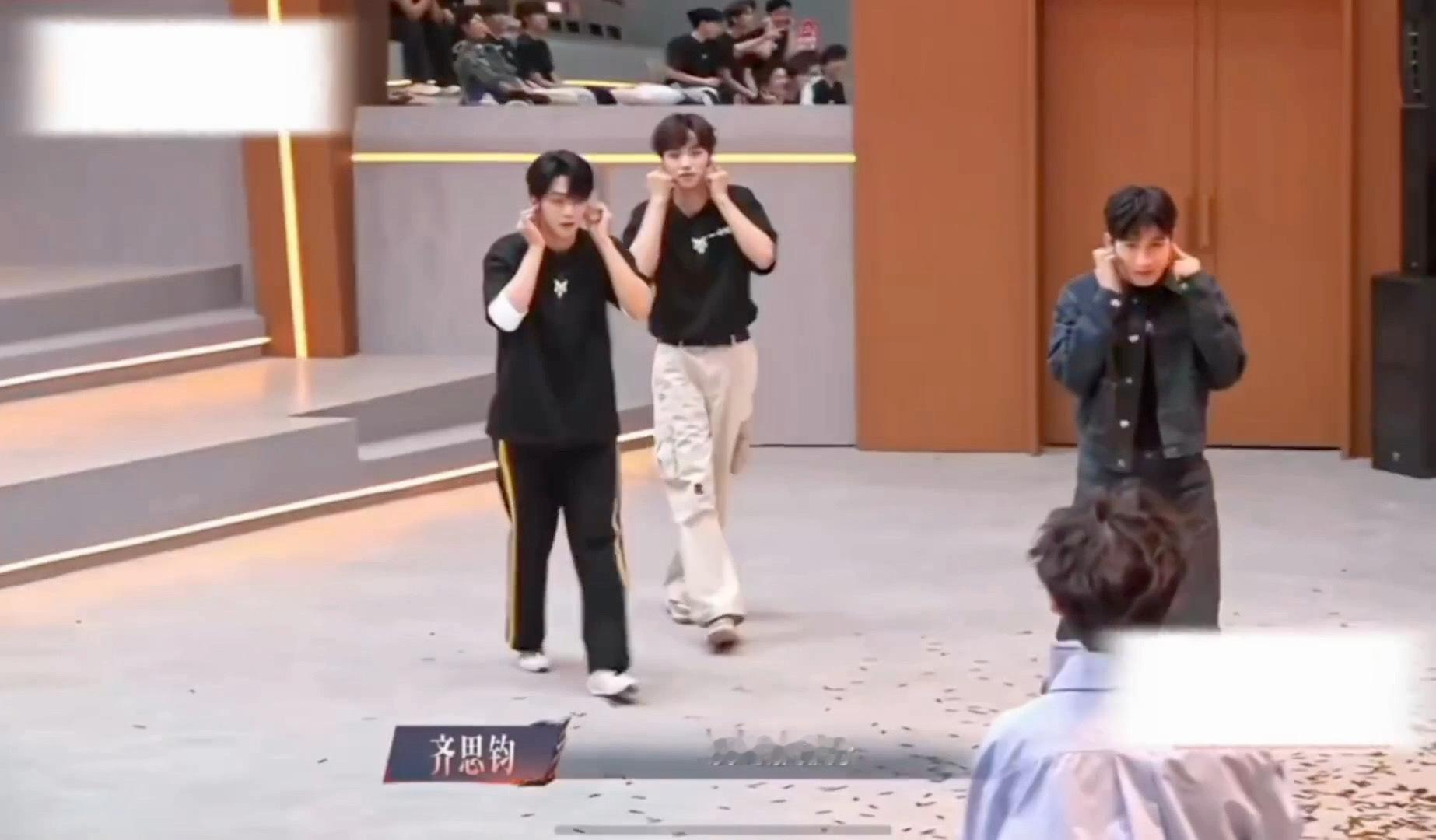 管健嘉晨张彬彬被吓到跪下管健嘉晨张彬彬两个大高个凑不出一个胆子披荆斩棘笑不活了家
