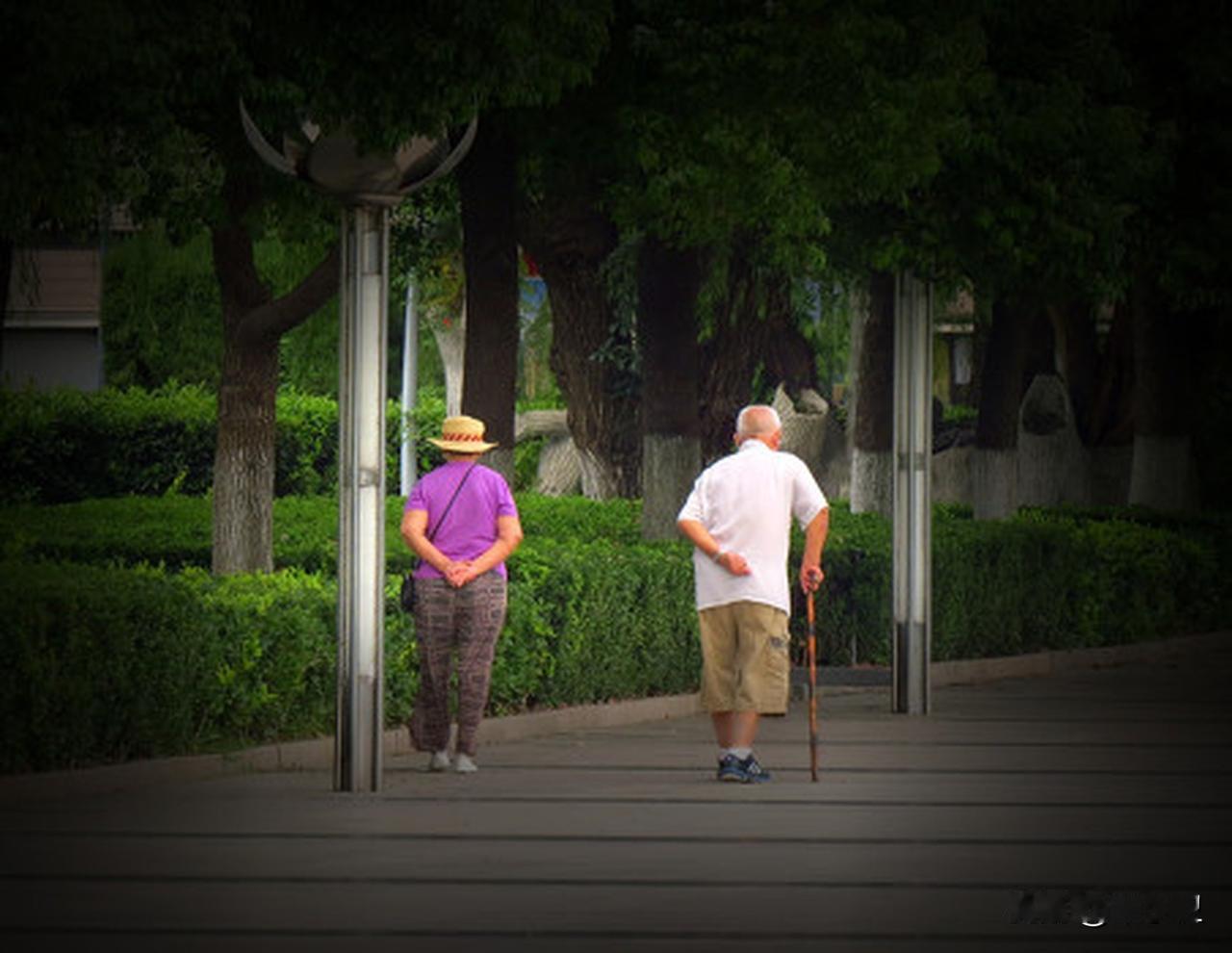 退休了选择丁克后悔吗？一网友说：他63年生人，没有儿女，没什么后悔的，自己轻松了