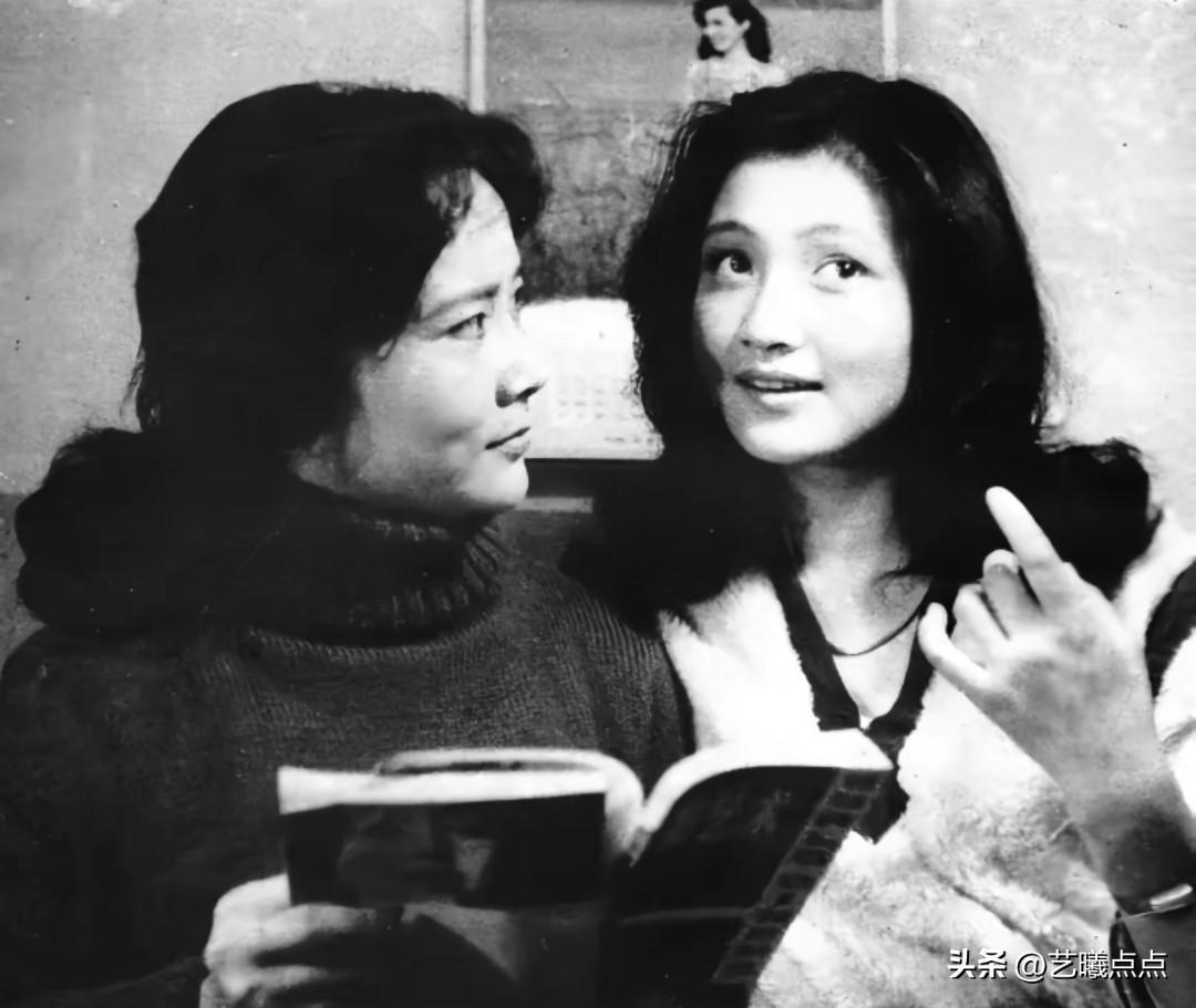 上世纪八十年代，两位当红影星同框。
那时，一位在银幕上深情诠释悲情的“繁漪”；另