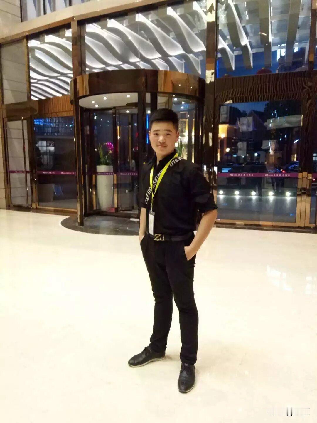 00年生人，14岁进入社会，17岁接触电商，19岁创业，21岁人生滑铁卢，触底反