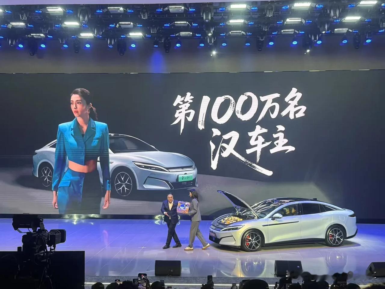 比亚迪迎来了第100万名汉车主！

她就是铿锵玫瑰——赵丽娜。赛场上，身为守门员