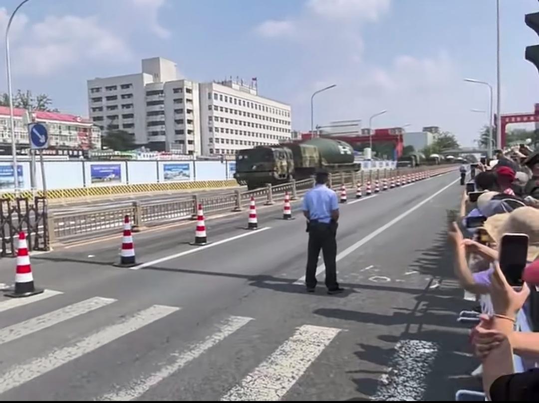 现在咱妈是越来越自信了！
东风5C这种镇国神器，是真的大呀！
阅兵我们只能远远看