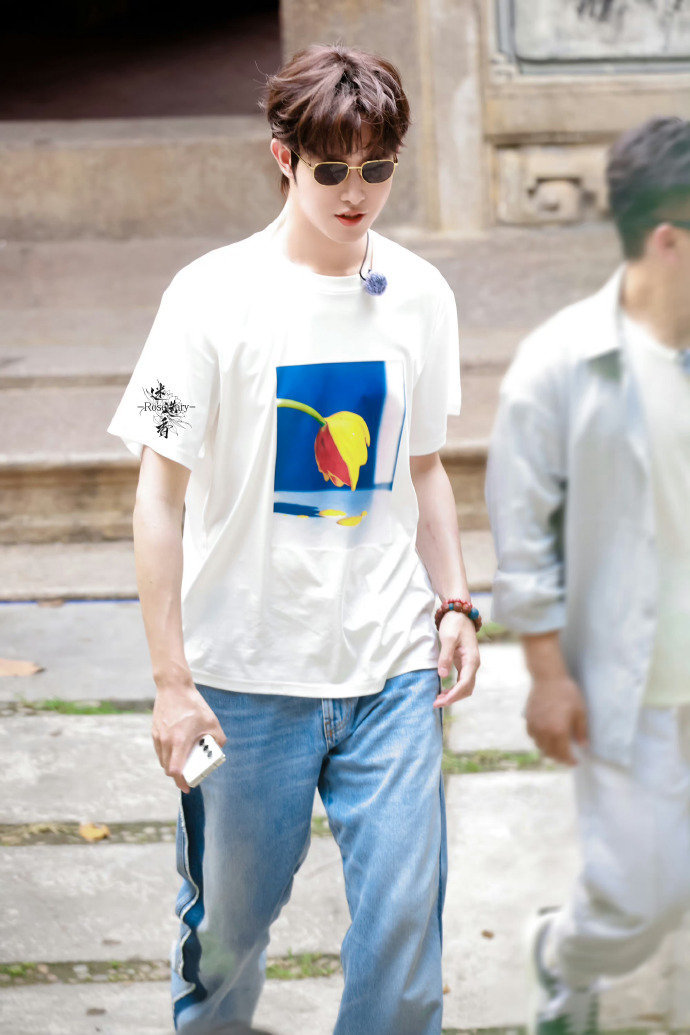 白蓝T恤+牛仔裤造型的清爽男大感王星越今日上班！课代表小朋友来接受大家满满的爱啦