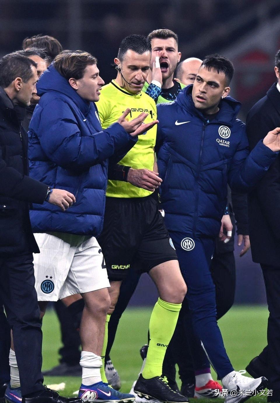 国际米兰内讧了。国际米兰球员对国际米兰球迷的表现十分不满，他们认为米兰德比之战国