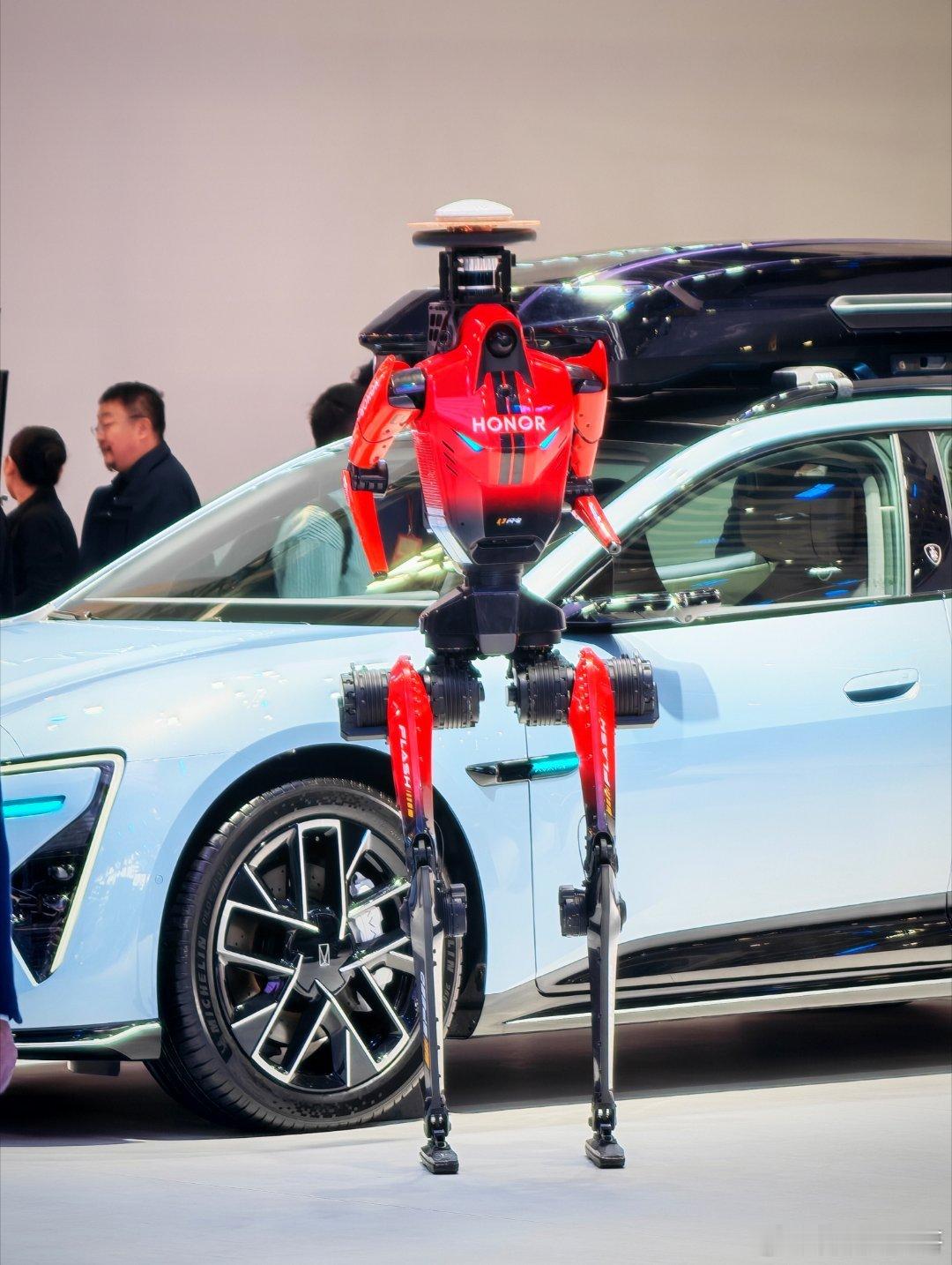 哎呦，这不内谁吗？跟张予曦跑步的哪位吗？ 