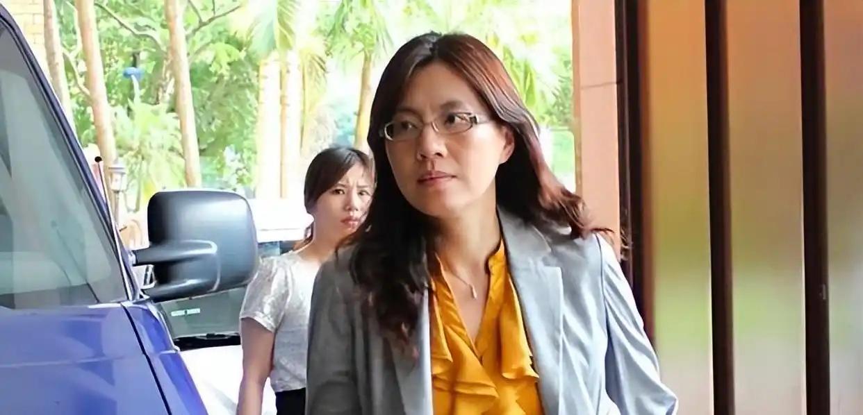 看到“终身追责”这四个字狠狠贴在陈舒怡脑门上，我不厚道地笑了。
​平时穿着法袍，