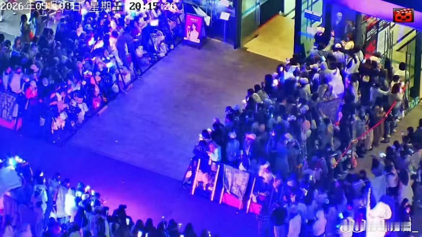 陈奕恒下班紫海 少年下班被整片紫海温柔接住，灯牌连成一片温柔底色，刚好卡在成长的