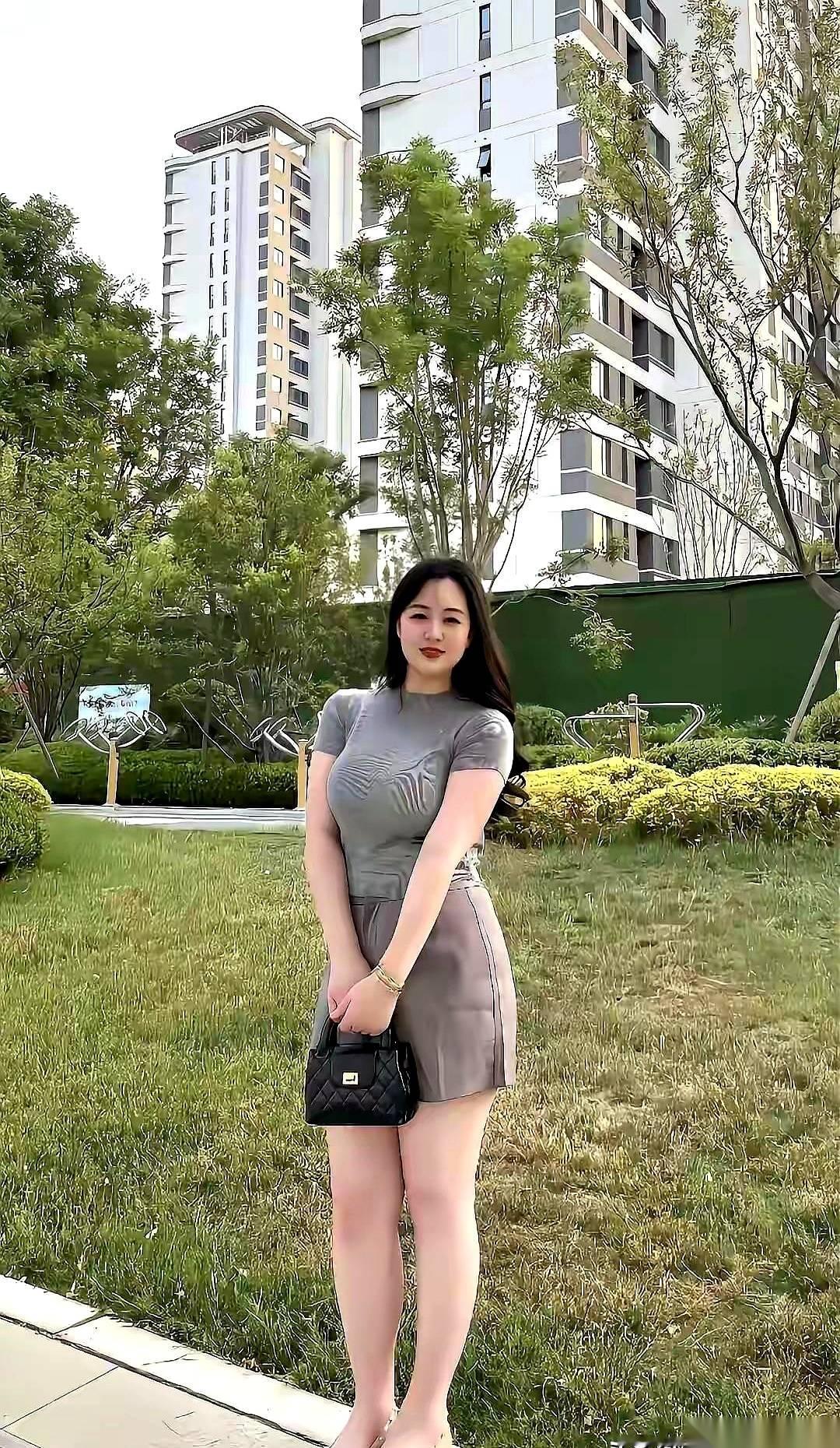 新来的实习生，水杯刚往工位上一放，对着隔壁那个描了半小时眼线的李姐，脆生生喊了一