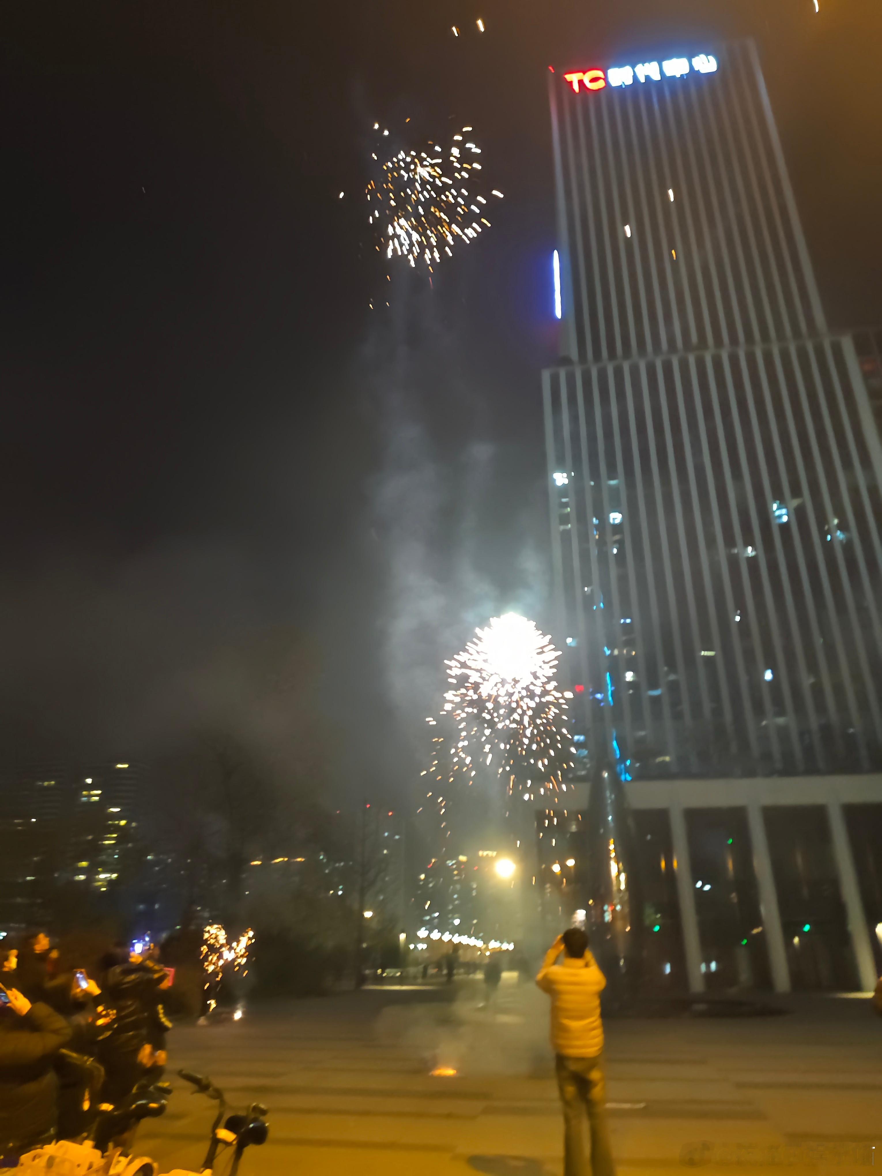 2024闪耀瞬间  品质生活合伙人    看到烟花🎆飞上天的瞬间真的好美！在2
