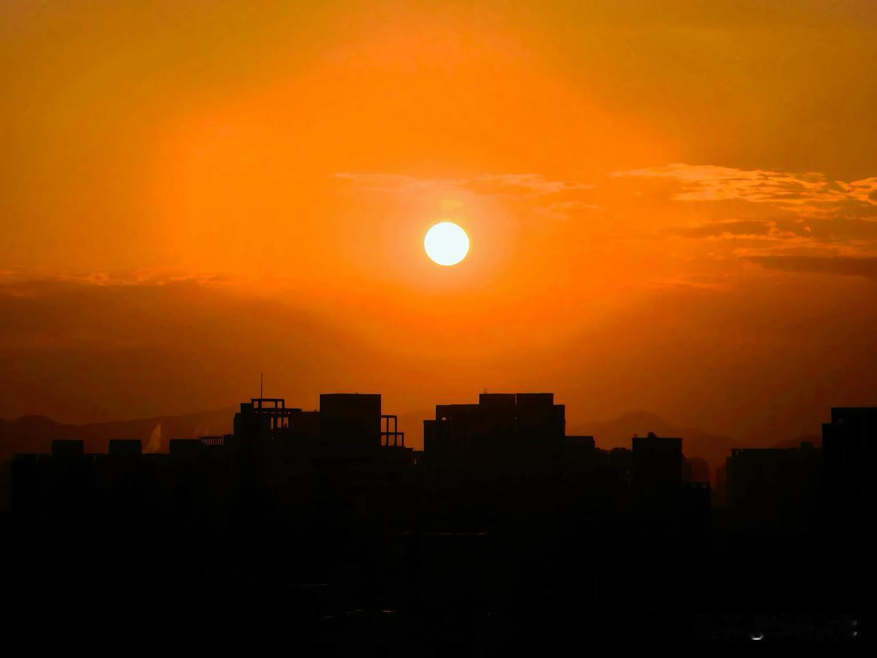 西部摄影 夕阳 微风不燥，夕阳恰好——落日熔金，漫染整片金城天际。滚烫橙光铺满流