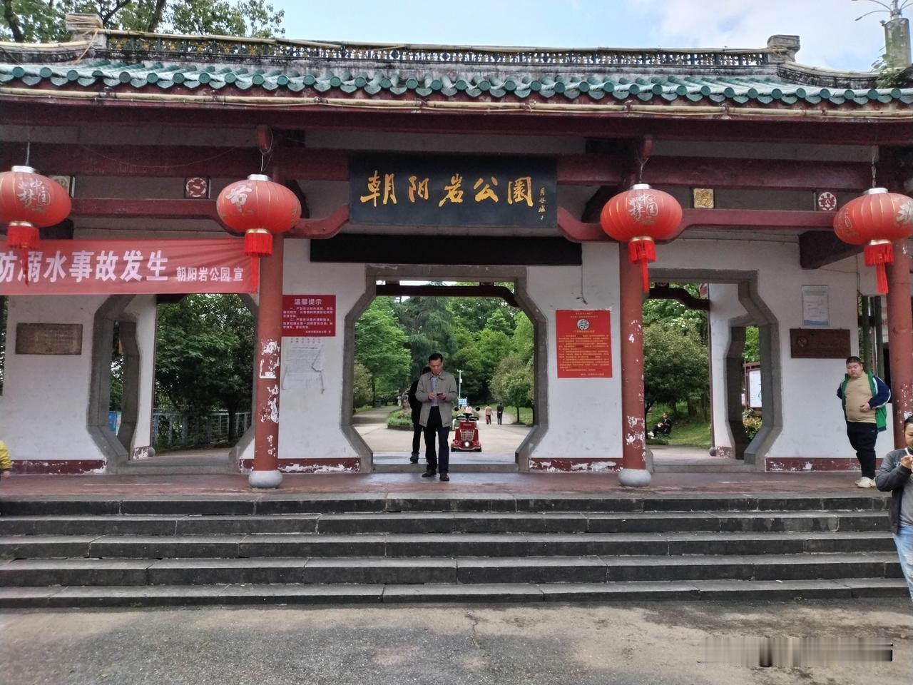 今天上午，永州天气晴朗，我们带孙女去零陵古城玩。
开始，我们去把车往一条岔路上开