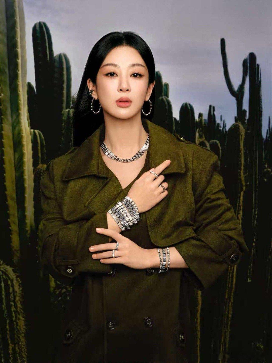 杨紫真的每次出现都有惊艳到我诶！这组秋日氛围照，卡其绿搭配APM秋日珠宝，像是初