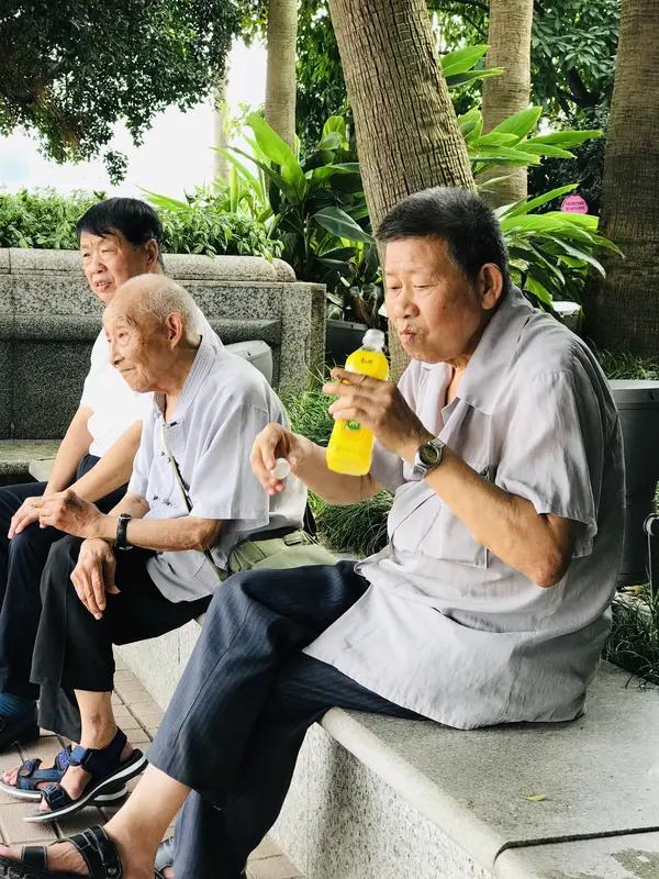 两人感情好
开心活到老。