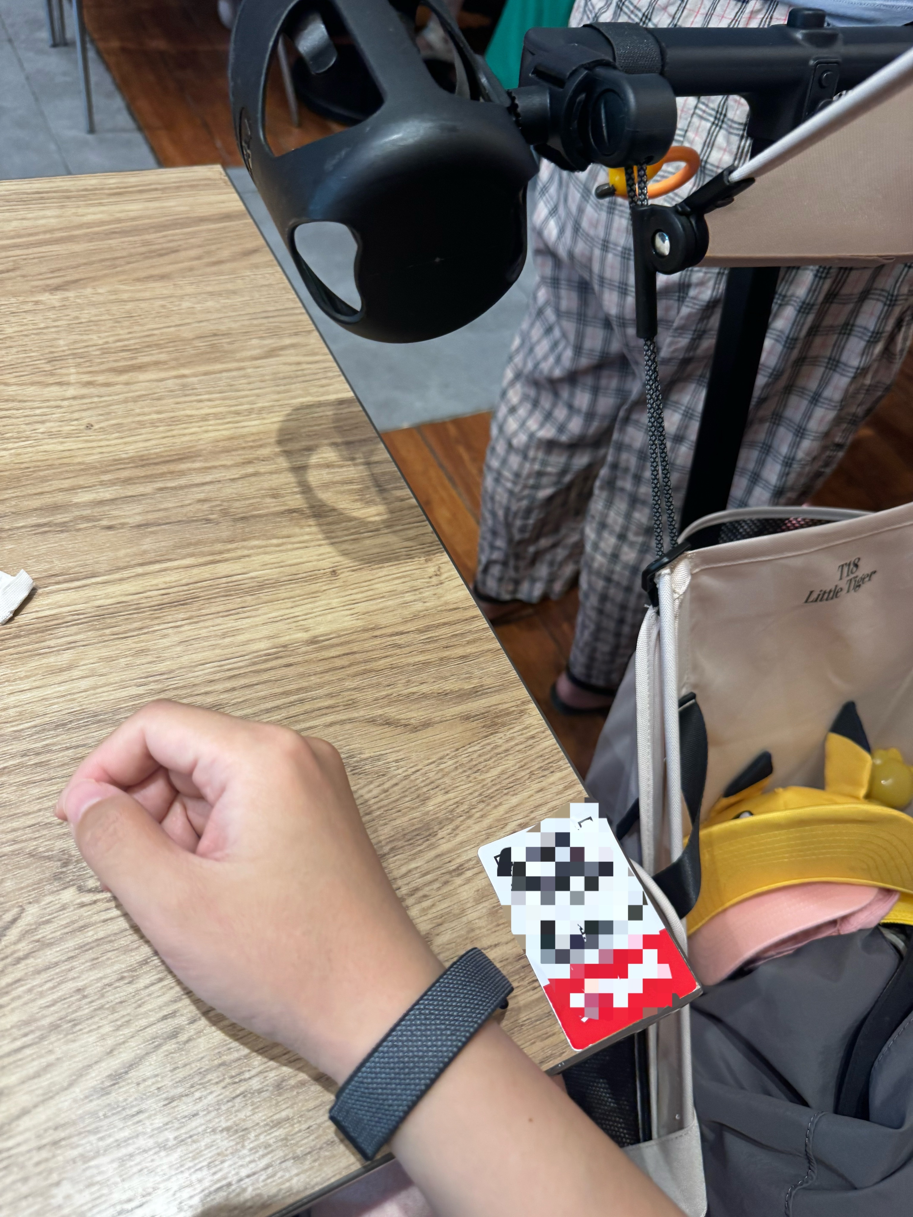 吃着饭呢，糟老太太过来直接过来把小车停我脸上堵路跟没事儿一样，过一会儿又直接把对