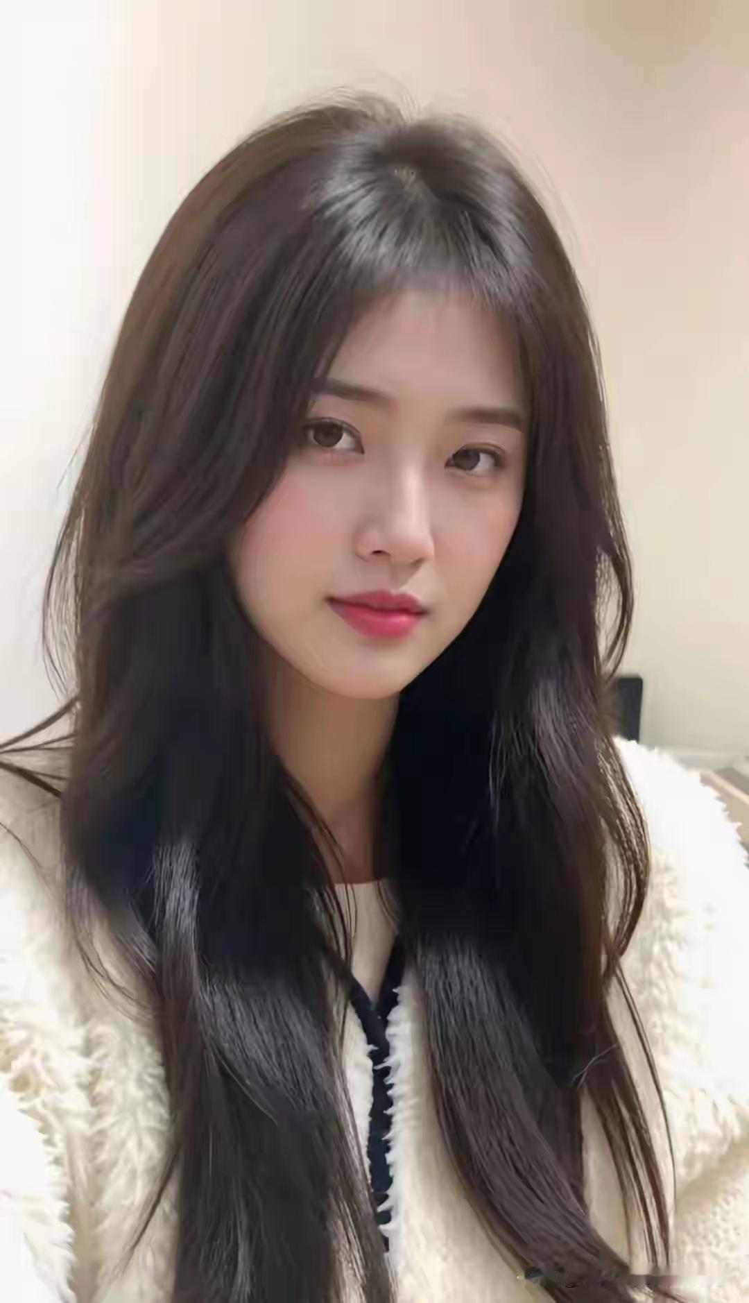 温柔甜美的冬日穿搭，毛绒外套搭配黑发，温暖又时尚！🌟💖