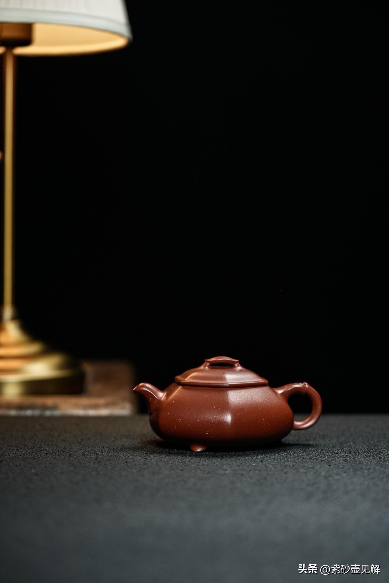 浸润。把茶叶放进紫砂壶内，大约是1/3的含量，注入开水，盖上壶盖，然后用开水淋洗