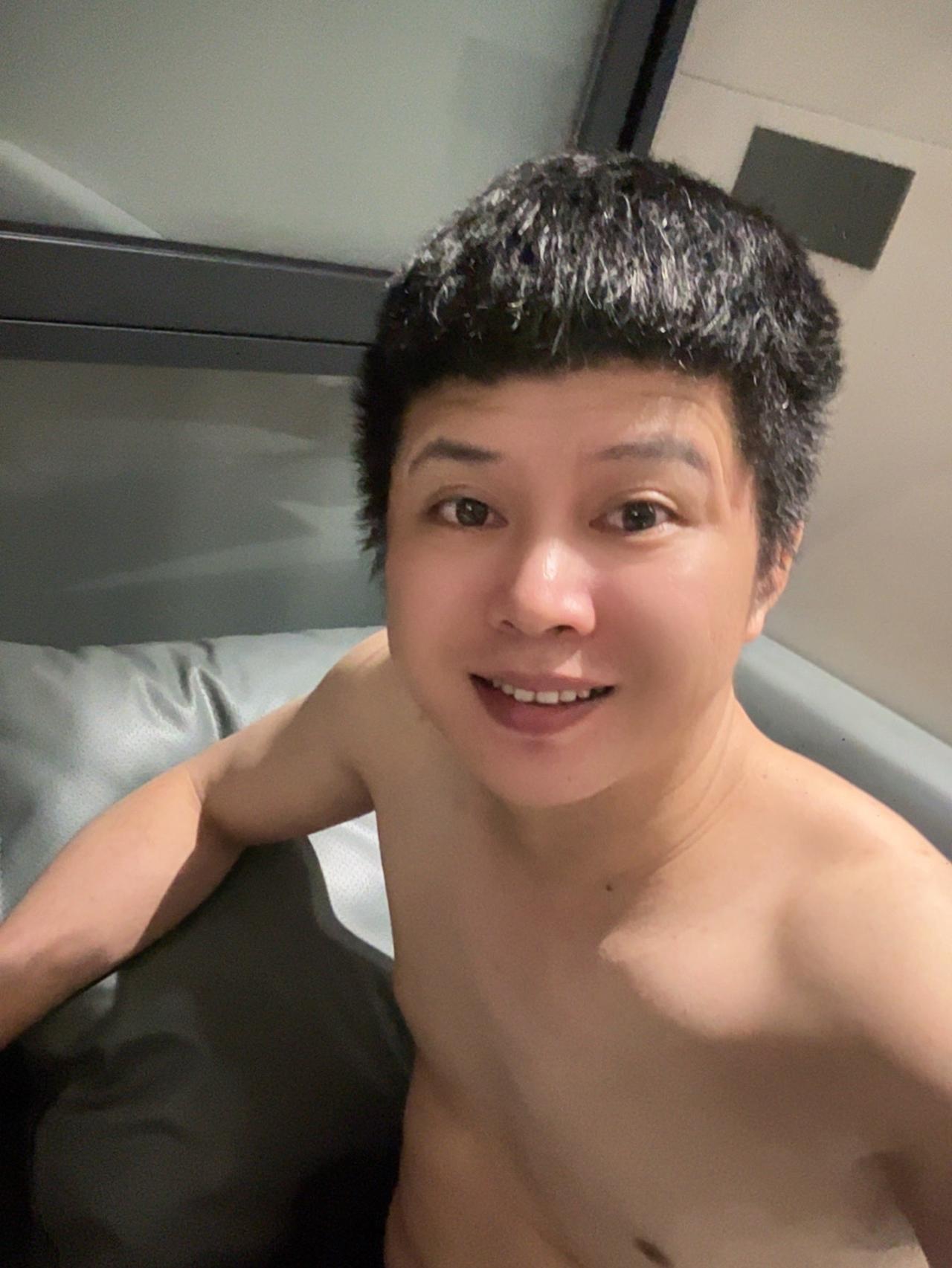 不要在一个喜欢独处的人面前炫耀什么 因为能独来独往的人他的世界是山川河流，是世间