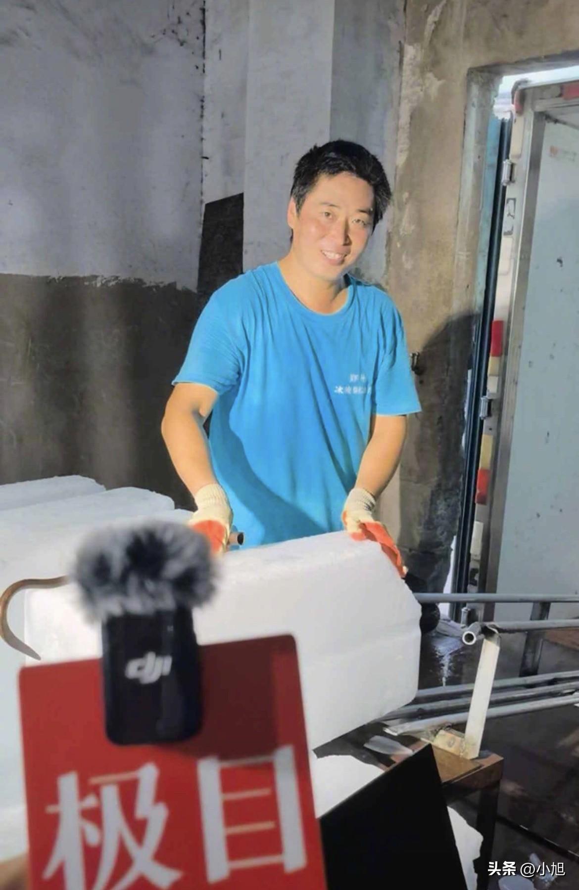 一块两百斤的冰，搬一次，一块钱。

河南郑州制冰厂的工人牛小伟，漯河人，平时在家