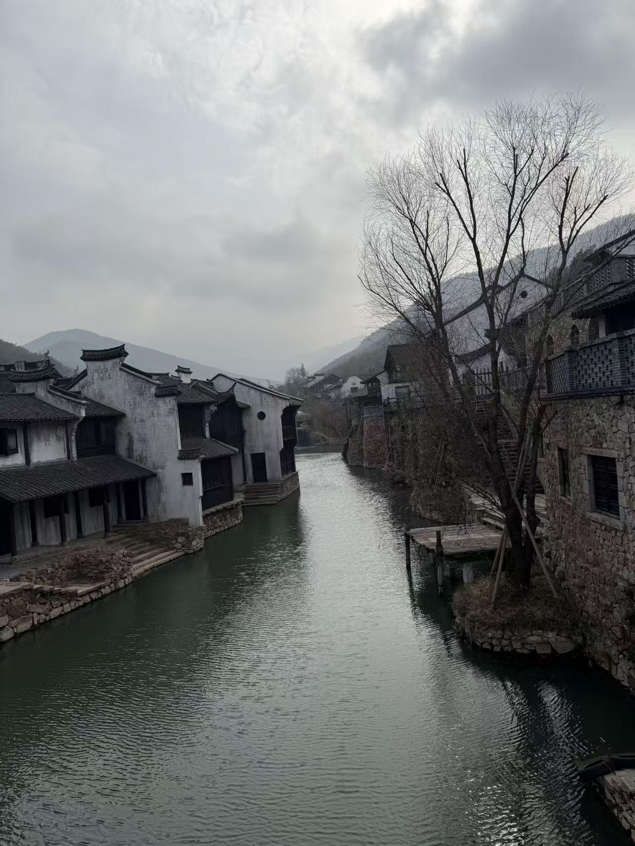 我的今日状态：🏝️旅行度假
我这里的天气：🌤️多云