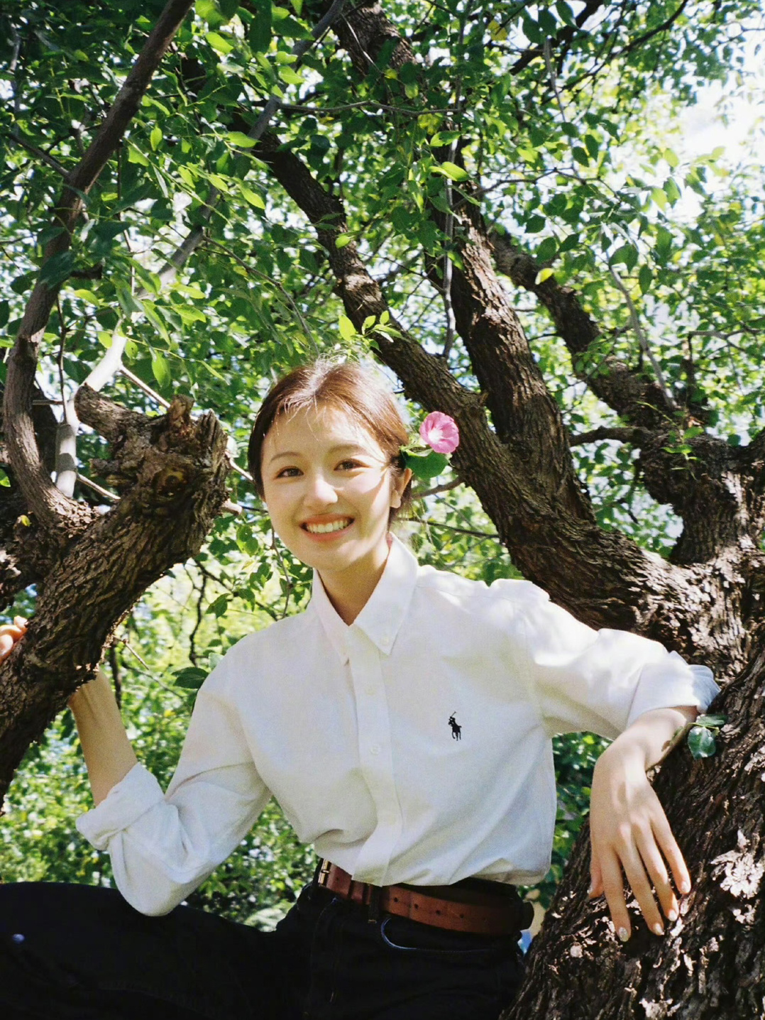 李兰迪这组照片好美~好明媚的带花少女啊！！！[好喜欢] ​​​