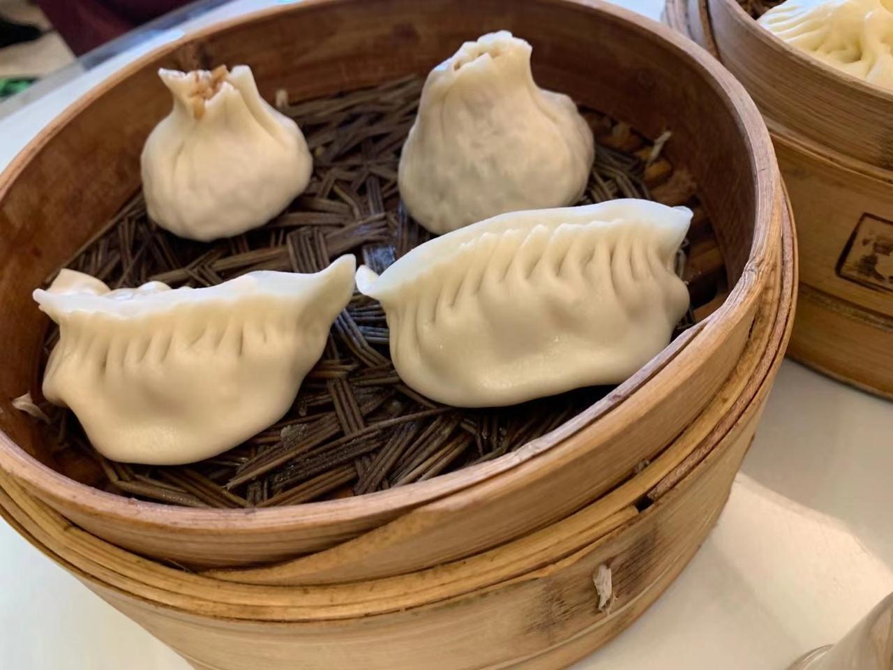 每个城市都有一两条商业街，
外来游客去的多，本地人去得少。
北京是前门和王府井，