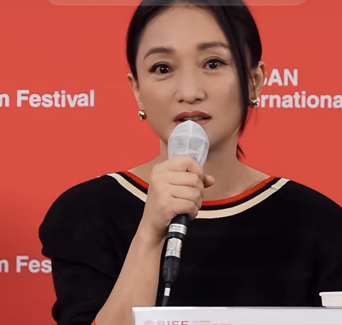 周迅，52岁了，

结过一次婚，也离过婚，

没有成为母亲，也没有娃，恋爱目前也