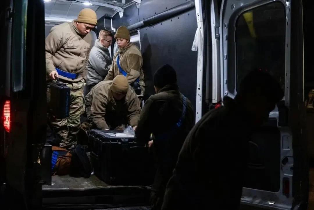 一架美军第8战斗机联队的F16在今天凌晨8点40分到黄海冲澡，飞行员弹射冬泳，被