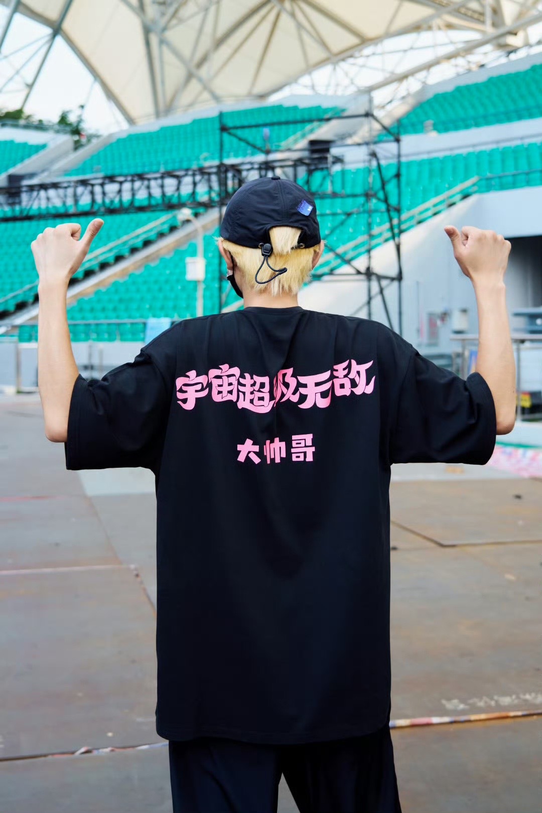 娱乐[超话]王源三巡工作服王源巡演工作服设计 一起感谢匡威！ ​​​