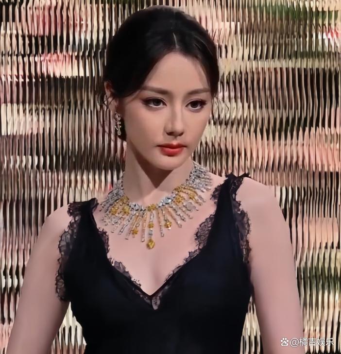 迪丽热巴3月20日亮相苏州迪奥晚宴，一身黑天鹅造型惊艳全场，迅速冲上热搜，半天播