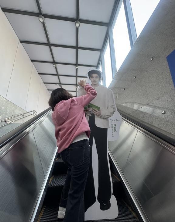 深圳地铁限高1.6米😭😭
侯明昊