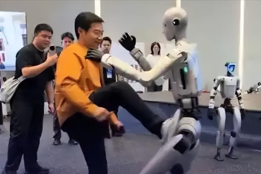 宇树机器人刚表演完武术，雷军一脚就上去了。

这一脚，踹出的是152亿。

9月