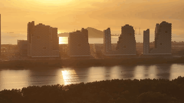 腾讯宣布，腾讯总部园区已经建成30%，10月起将进入区域性运营，11栋企鹅公寓将
