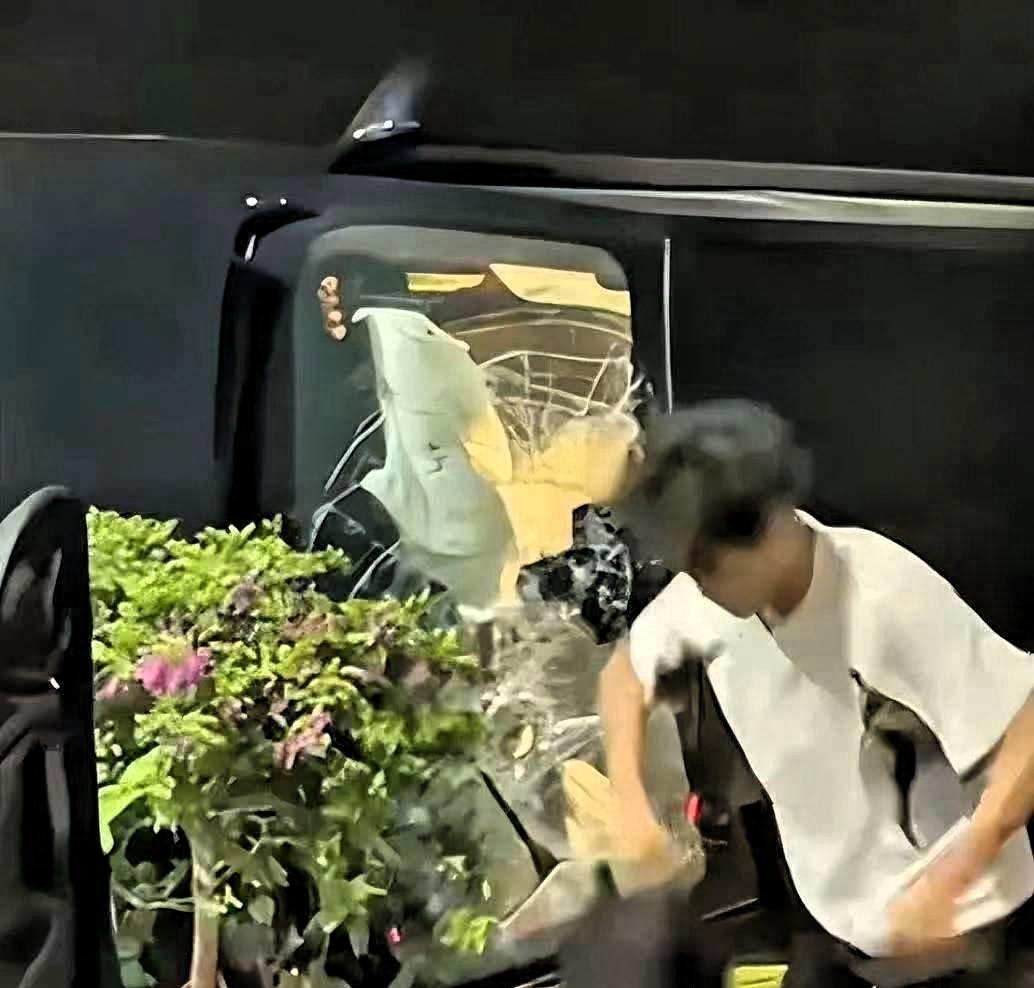 近日，广东汕头街头的一幕，让无数网友破防了。7月7日凌晨三点，18岁小伙小楚骑行