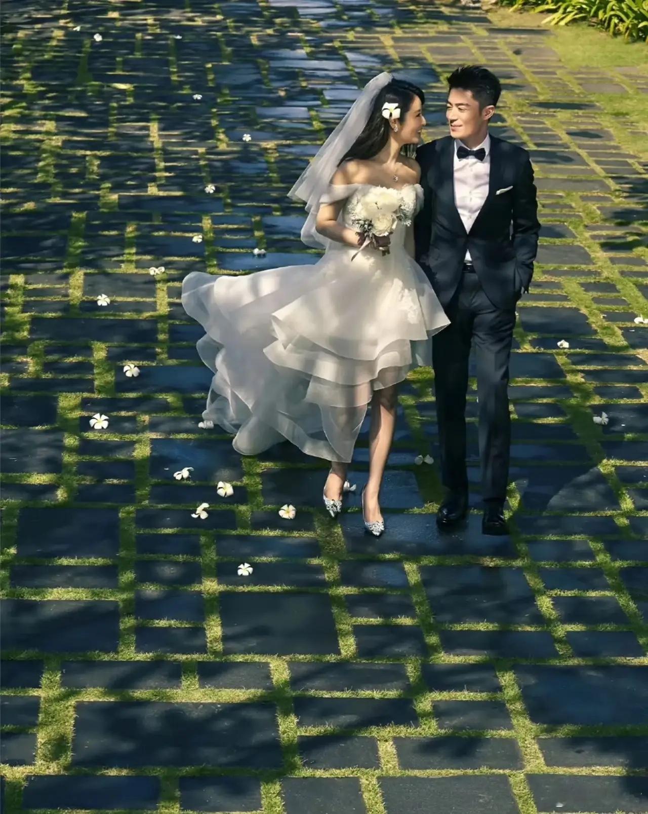 一晃步入结婚十周年。当初饱受议论的两人，常年深陷婚变传闻，却稳稳携手走过十年。甚