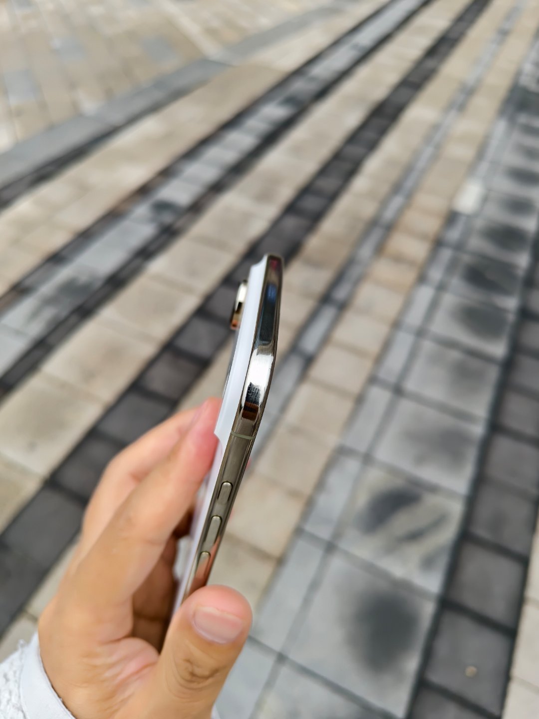 iPhone Air 还是挺耐磕的，裸奔这么久才这点伤，换 17Pro 早一堆坑