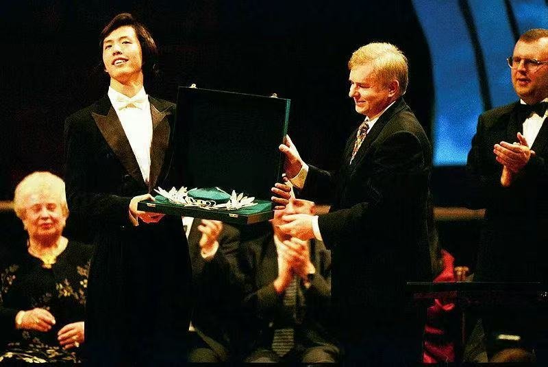 25年前的今天，李云迪以18岁之龄终结肖邦大赛15年冠军空缺；25年后的今天，东