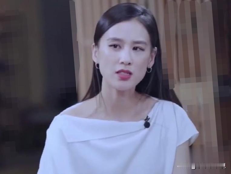 黄圣依那句“从没放弃过自己”，不是喊口号。她去读EMBA，答辩刚过，又给孩子写了