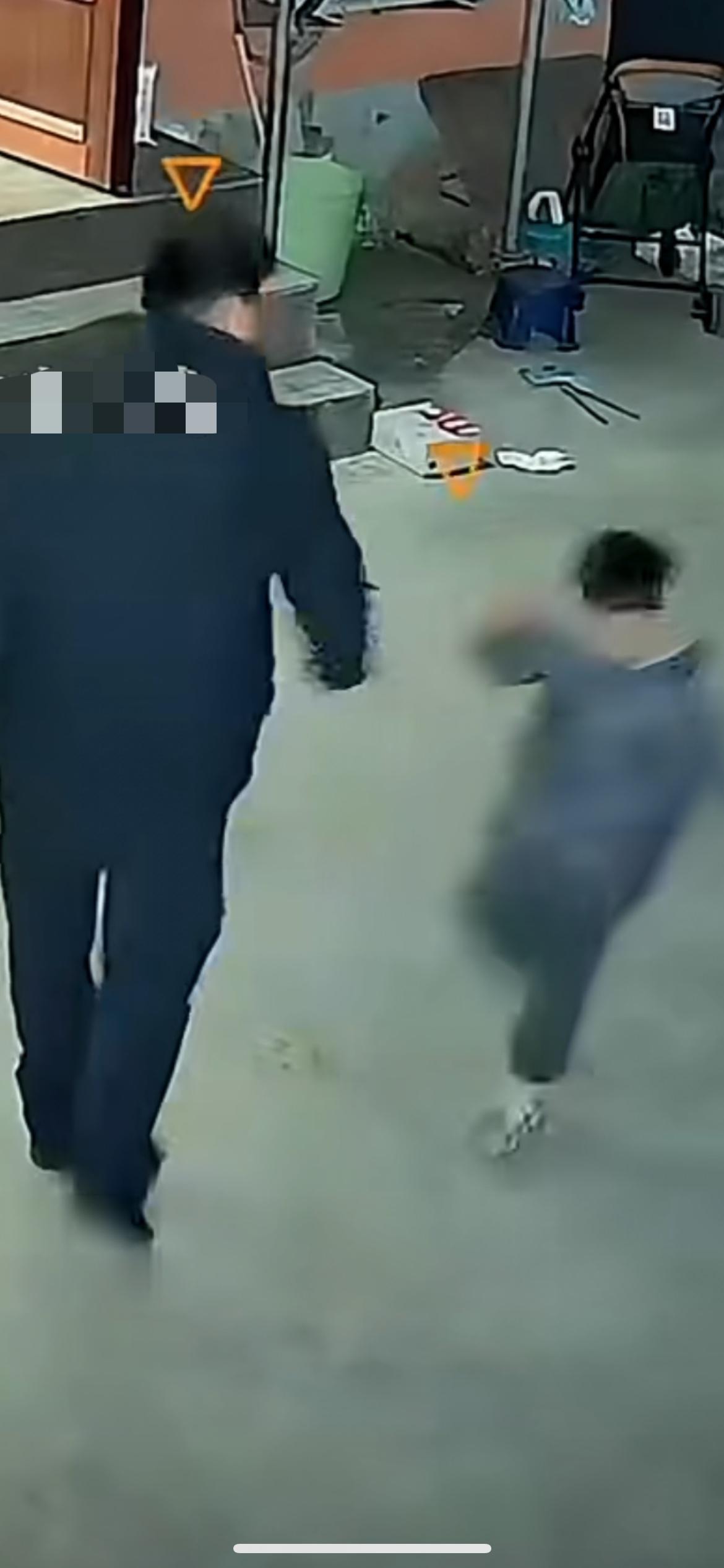 1月18日河南，孩子看到爸爸回来高兴迎接求抱抱，爸爸态度冷漠让孩子滚还将孩子推搡