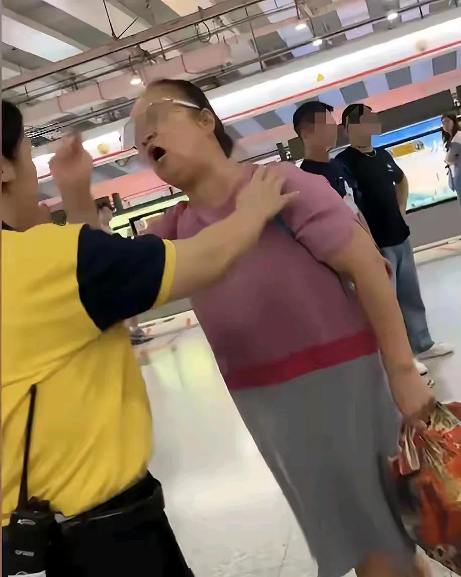 极个别乘客在坐车时，强制让别人让座，这样的情况，每年在各地都有发生过，虽然我们现
