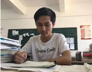一个从山沟飞出的研究生，苦干9年，往家打款70多万，回村一瞅，二老居然连一万块都